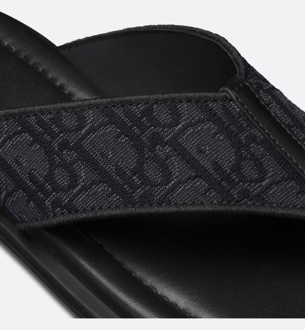 Noir Tressé – Slip on Sandal